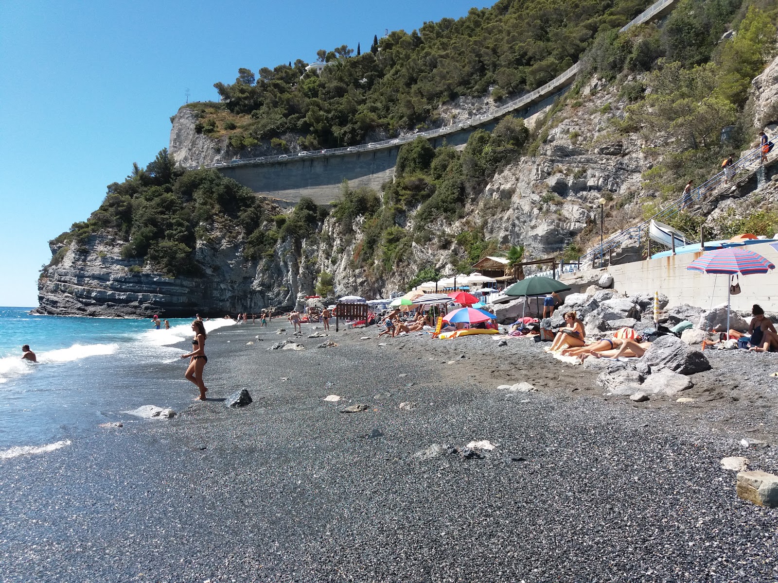 Foto de Baia delle Sirene con pequeños guijarros grises superficie