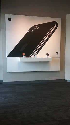 Cell Phone Store «Verizon», reviews and photos, 2406 Taylor Park Dr, Reynoldsburg, OH 43068, USA