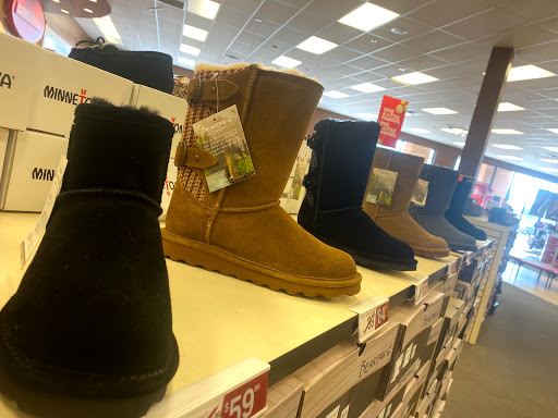 Shoe Store «Famous Footwear», reviews and photos, 9450 W Northern Ave, Glendale, AZ 85305, USA