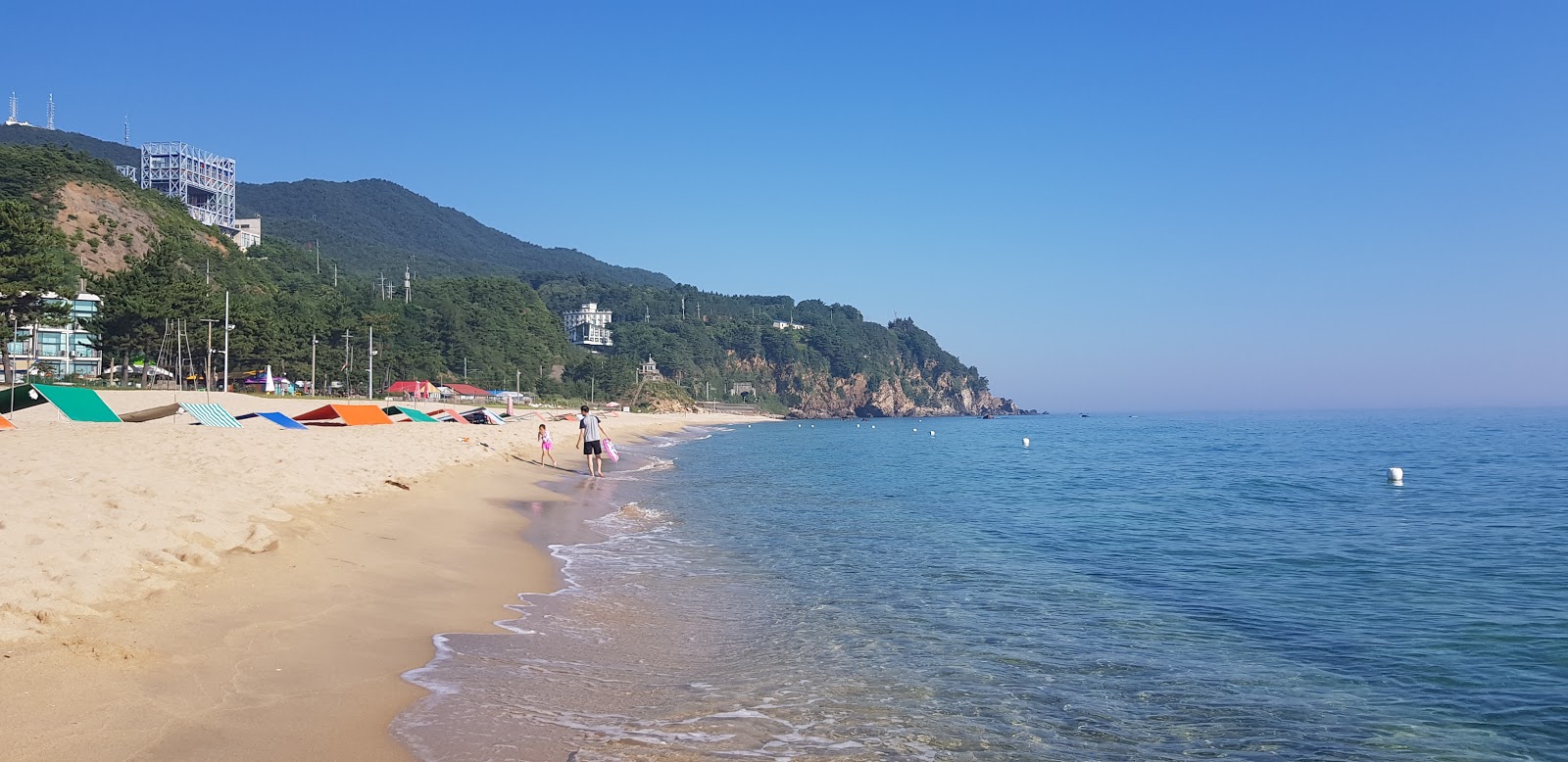 Deungmyeong Beach的照片 带有明亮的沙子表面