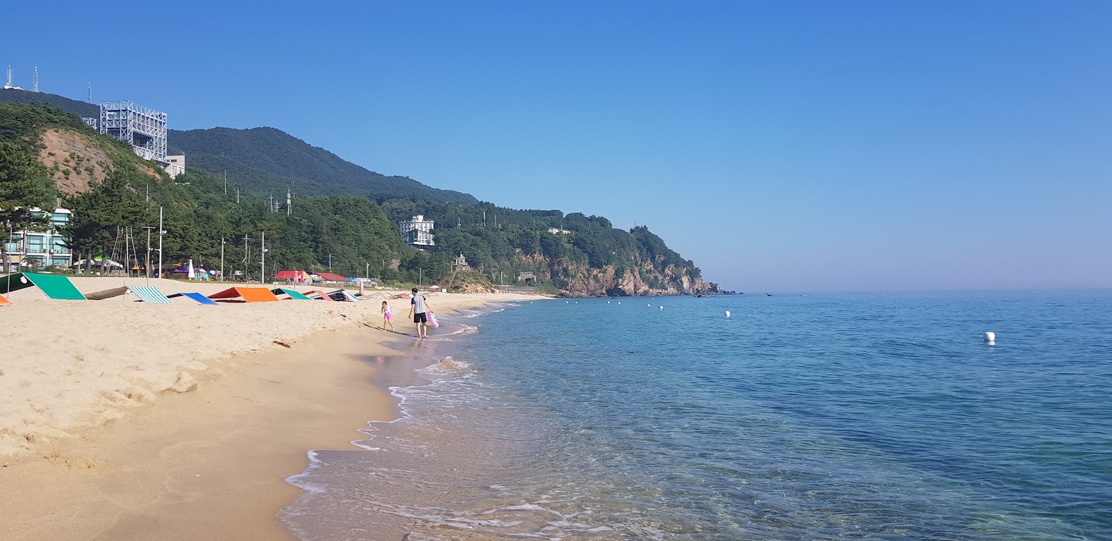 Foto von Deungmyeong Beach mit beiger sand Oberfläche