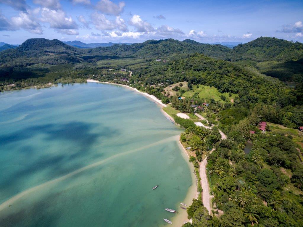 Zdjęcie Tha Khao Beach z przestronna zatoka