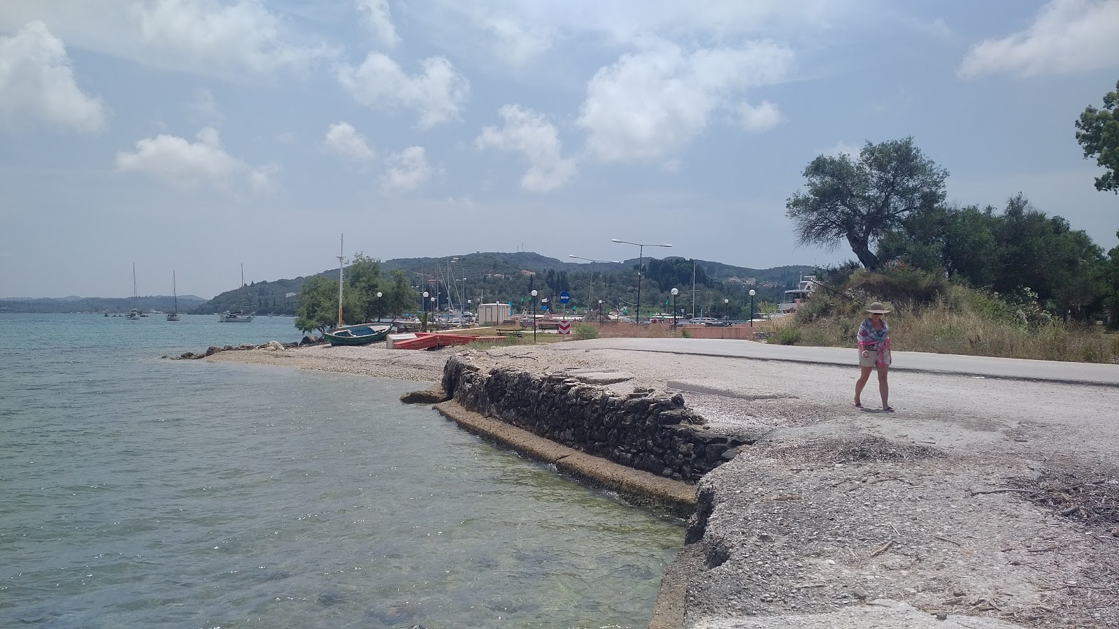 Photo of Paralia Petriti II with partly clean level of cleanliness