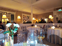 Atmosphère du Restaurant gastronomique Lasserre à Paris - n°7