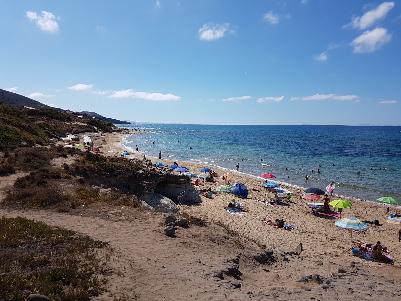 Foto van Spiaggia lu Bagnu met ruim strand