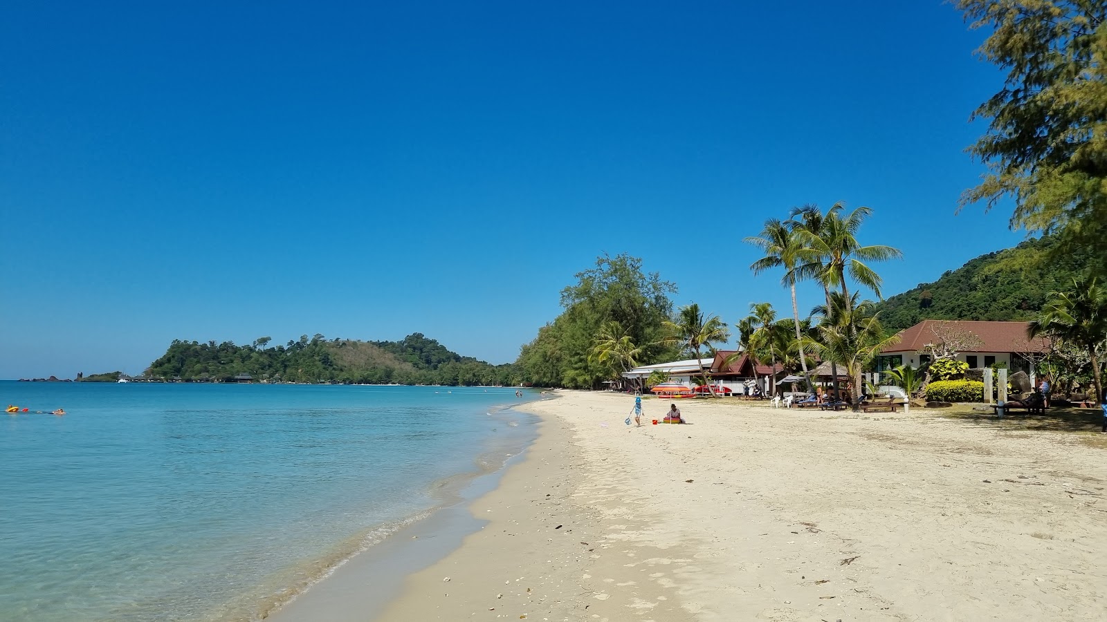 Zdjęcie Klong Prao beach z powierzchnią drobny beżowy piasek
