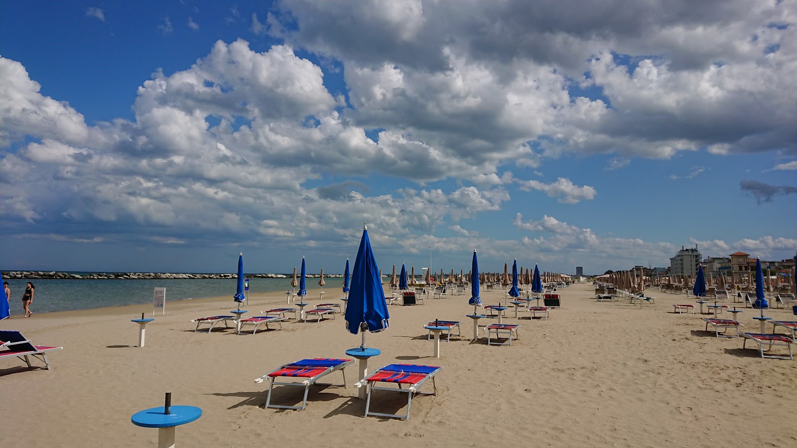 Foto de Viserba beach II con agua turquesa superficie