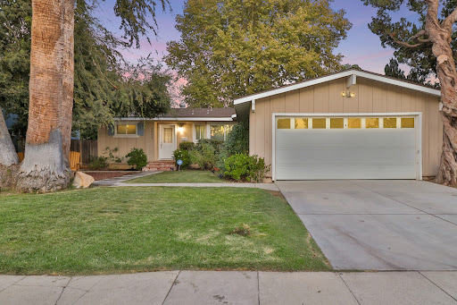 Davis Bartels Realtor image