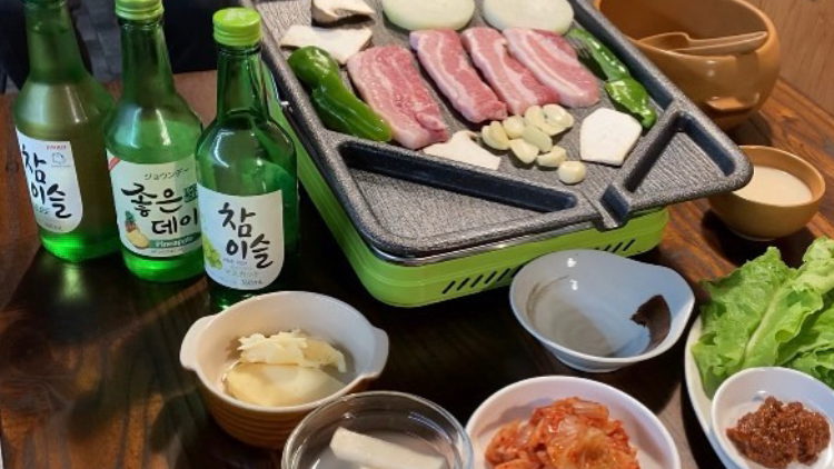 KOREAN TABLE MOON