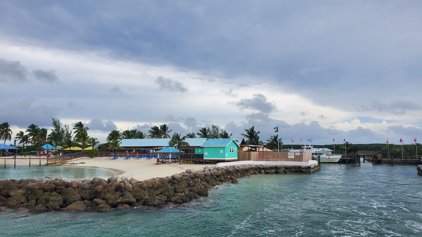 Fotografija Princess Cays beach z prostorni večplastni zalivi