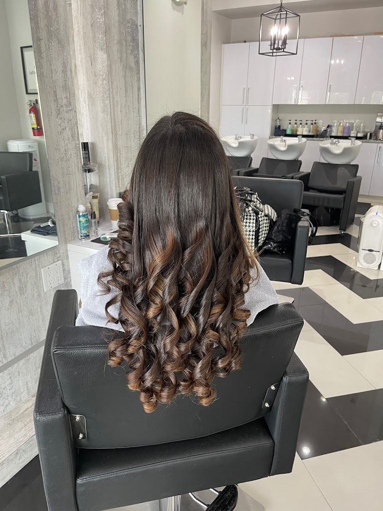 Blow N Dry Lounge 33156