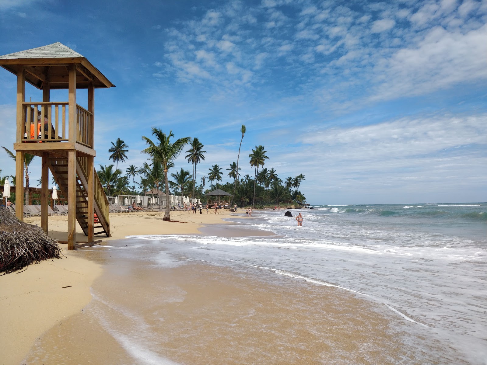 Foto van Las Munecas Strand met recht en lang