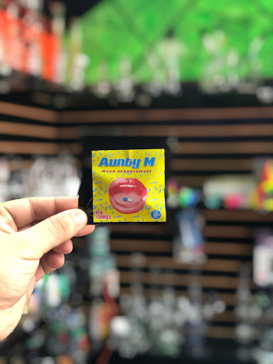 Tobacco Shop «18 Plus Vape & Shop», reviews and photos, 4037 Broadway, Kansas City, MO 64111, USA