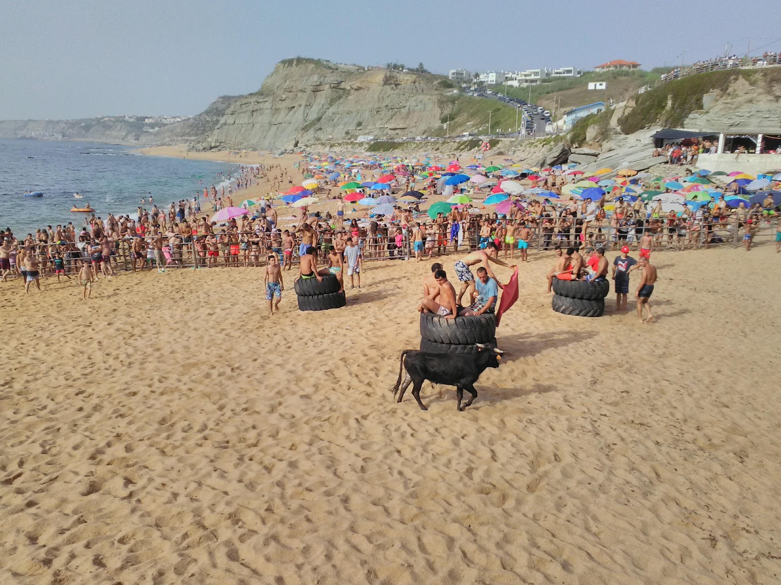 Foto von Praia de Porto Dinheiro mit türkisfarbenes wasser Oberfläche