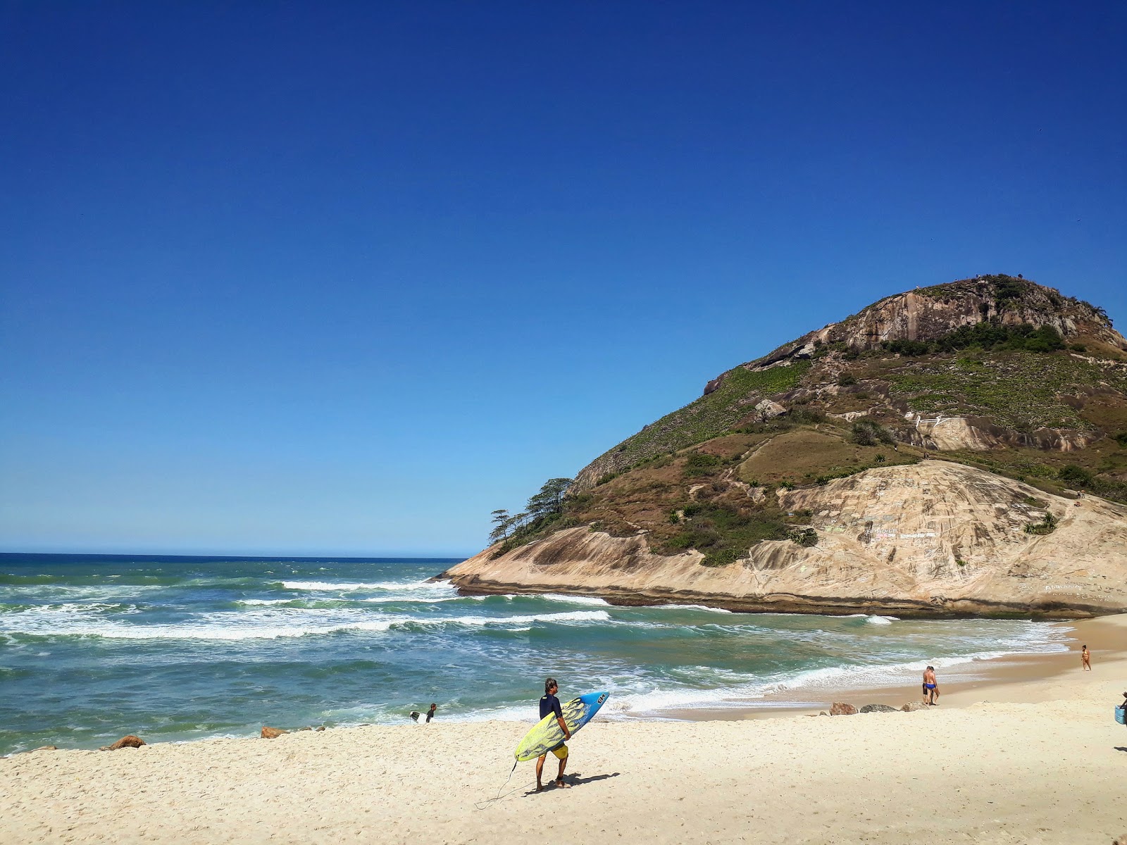 Foto di Spiaggia del Recreio con una superficie del acqua cristallina