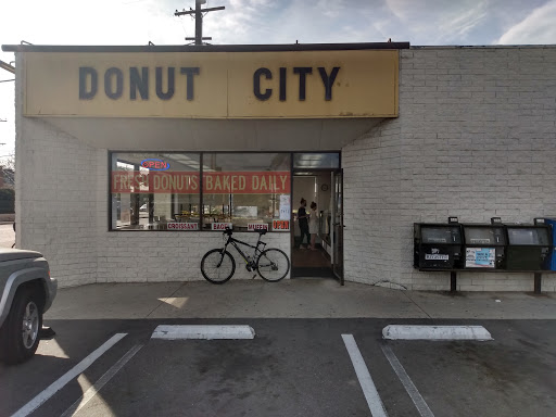 Donut Shop «Donut City», reviews and photos, 1210 Pacific Coast Hwy, Seal Beach, CA 90740, USA