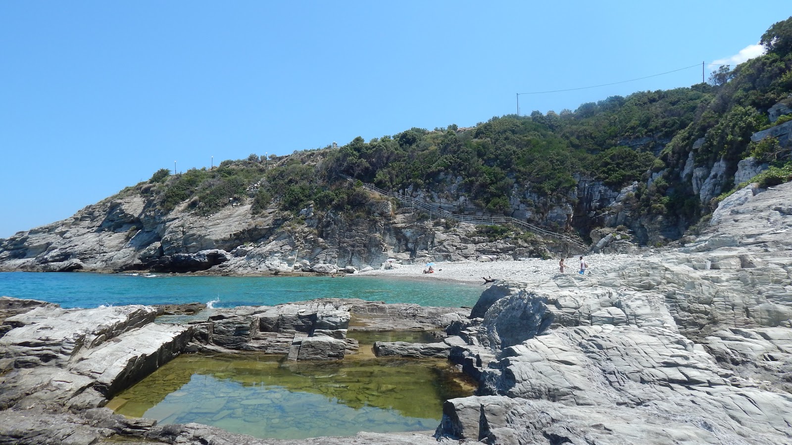 Foto von Kalamaki beach von Klippen umgeben