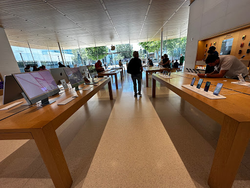 Apple Broadway Plaza image