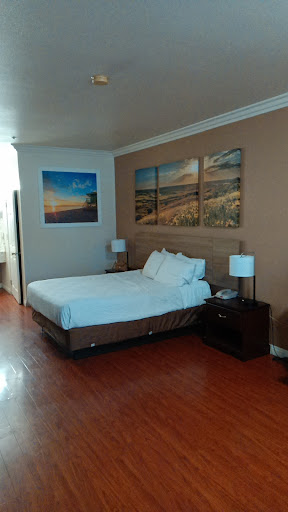 Days Inn & Suites by Wyndham South Gate image