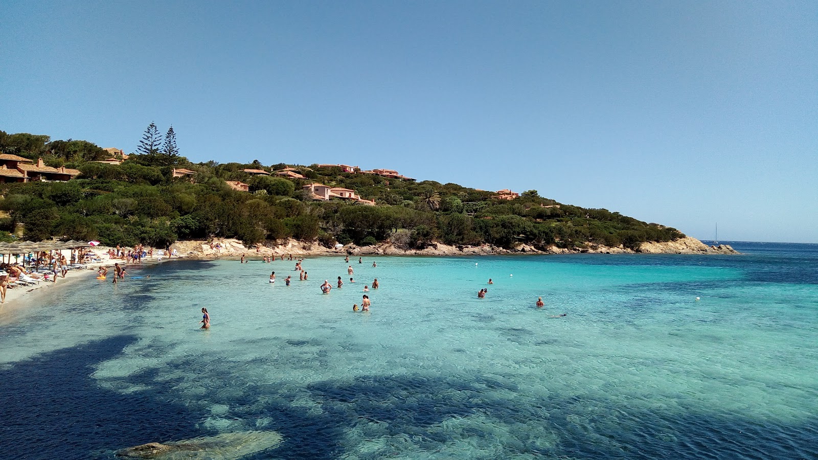 Spiaggia Cala Granu'in fotoğrafı beyaz kum yüzey ile