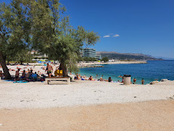 Kupaliste Znjan Beach'in fotoğrafı kısmen tatil bölgesi