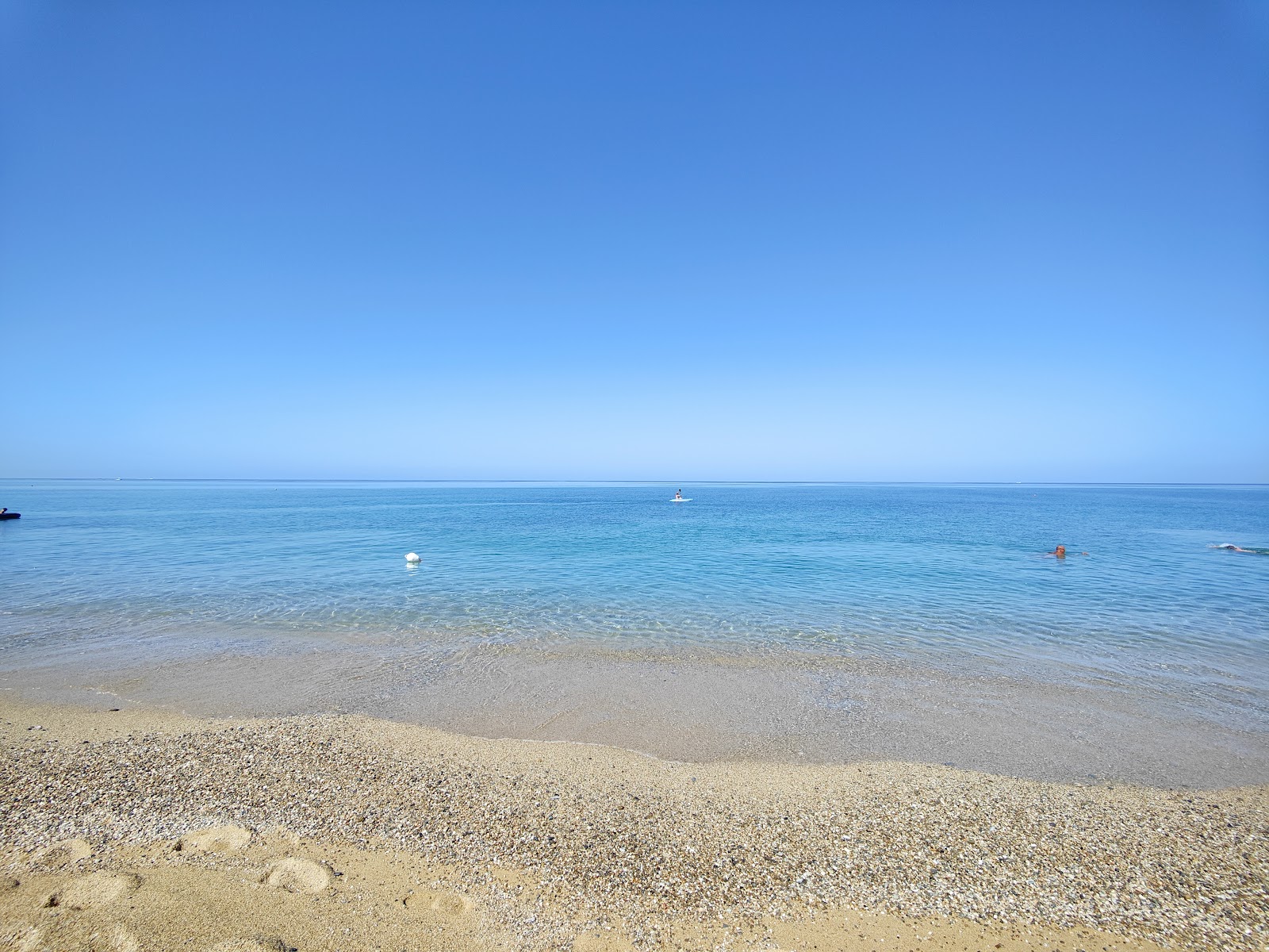 Lido Sabbia D'oro'in fotoğrafı mavi saf su yüzey ile