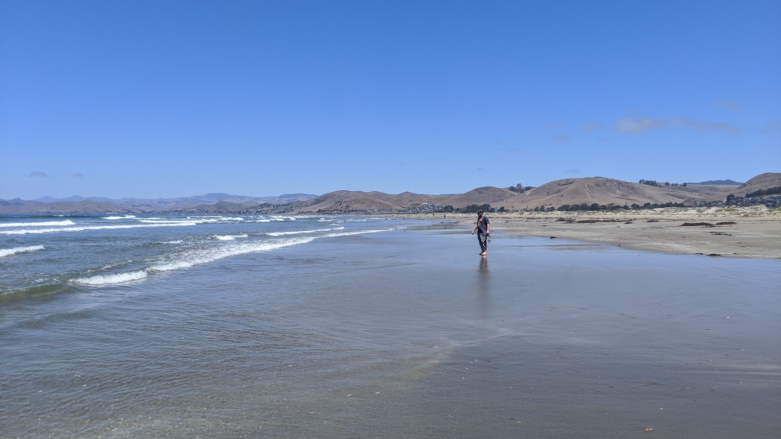 Valokuva Morro Bay Beachista. pinnalla turkoosi vesi:n kanssa