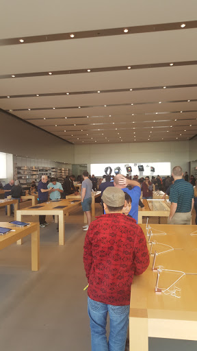 Computer Store «Apple Eton», reviews and photos, 28849 Chagrin Blvd, Woodmere, OH 44122, USA