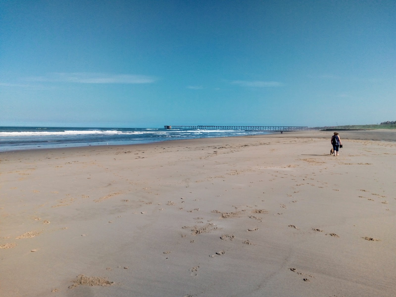 Crimdon beach'in fotoğrafı parlak kum yüzey ile