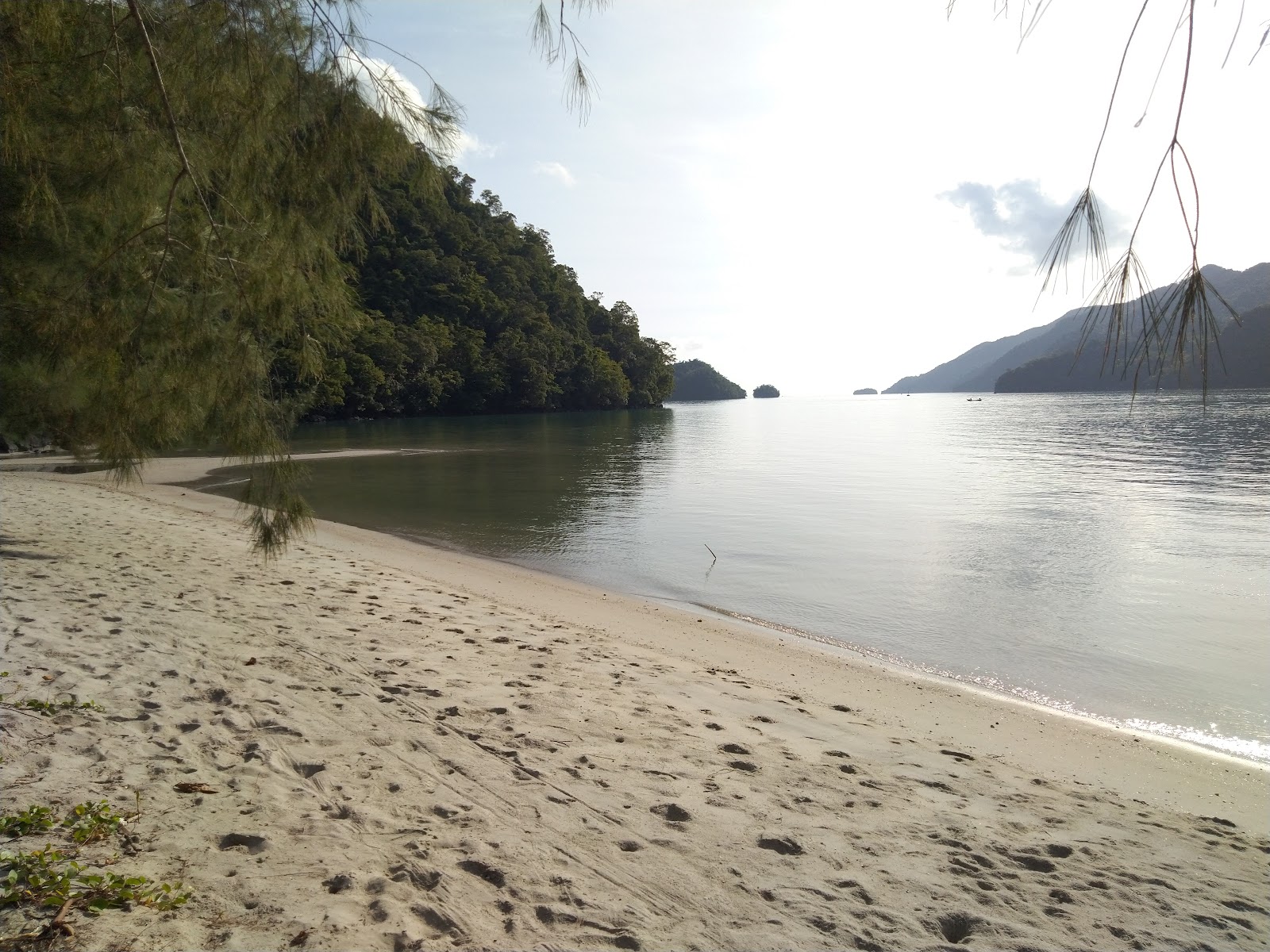 Valokuva Selat Pancur Beachista. pinnalla turkoosi puhdas vesi:n kanssa