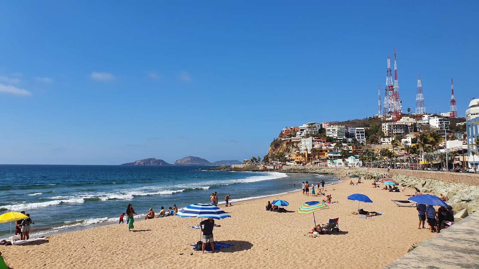 Φωτογραφία του Olas Altas beach με φωτεινή λεπτή άμμο επιφάνεια