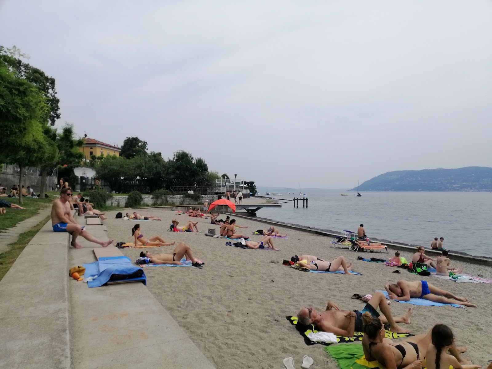 Spiaggia di Suna'in fotoğrafı uçurumlarla desteklenmiş