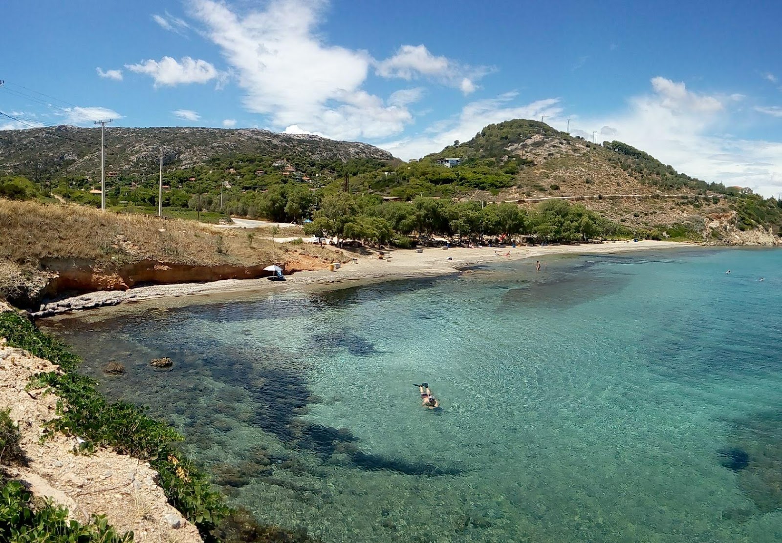 Foto von Chamolia beach mit beiger sand & kies Oberfläche