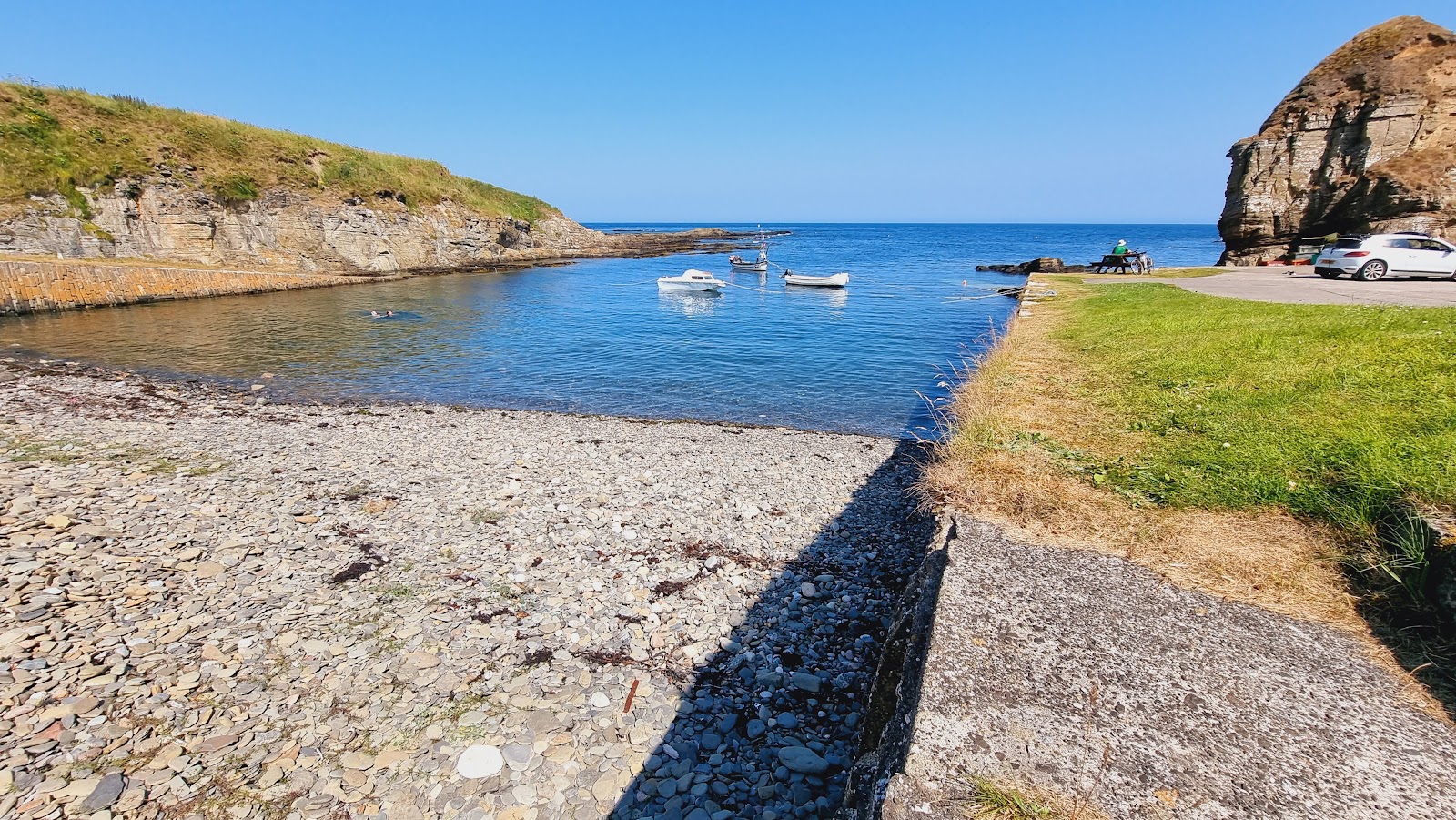 Φωτογραφία του Staxigoe Hall Beach με καθαρό νερό επιφάνεια