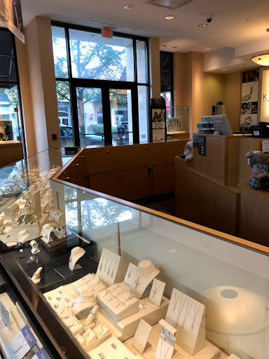 Jewelry Store «Kay Jewelers», reviews and photos, 641 E Boughton Rd #125, Bolingbrook, IL 60440, USA