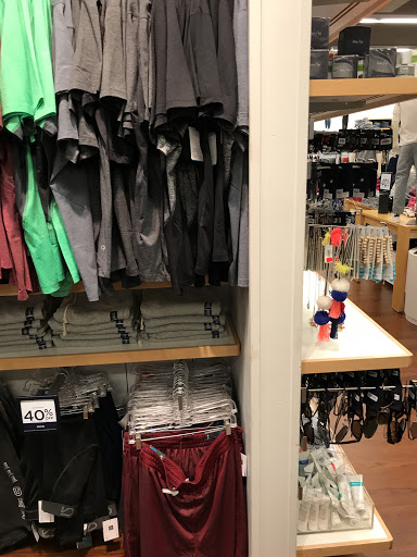 Clothing Store «Gap Outlet», reviews and photos, 5220 N Rose St, Rosemont, IL 60018, USA