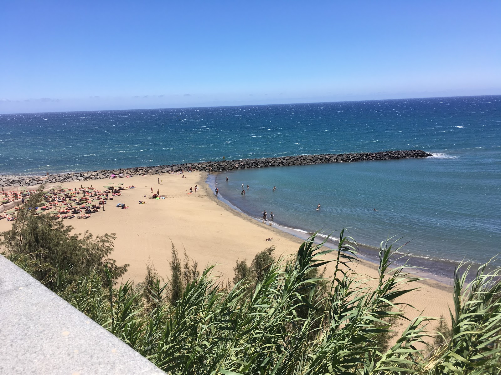 Photo de Playa El Veril avec plusieurs moyennes baies