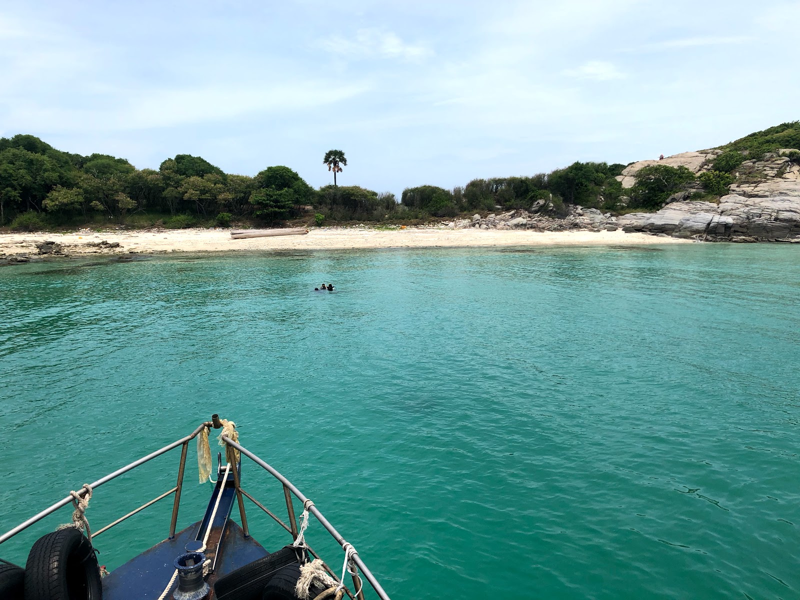 Ko Klungbadan Beach的照片 带有碧绿色纯水表面