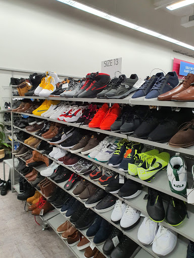 Clothing Store «Burlington Coat Factory», reviews and photos, 4849 Golf Rd, Skokie, IL 60077, USA