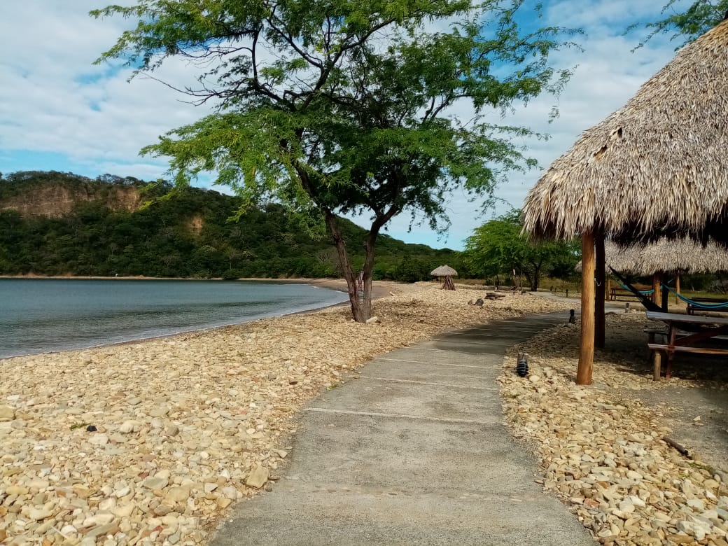 Fotografija Plaža Nacascolo z lahki kamenček površino