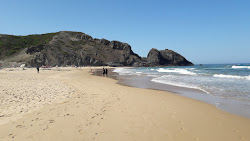 Praia do Vale dos Homens'in fotoğrafı geniş bir kıyı şeridi ile birlikte