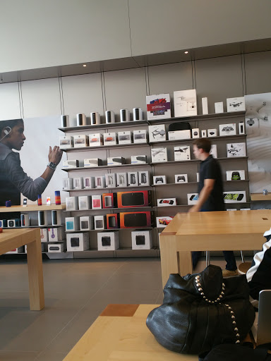 Computer Store «Apple Eton», reviews and photos, 28849 Chagrin Blvd, Woodmere, OH 44122, USA