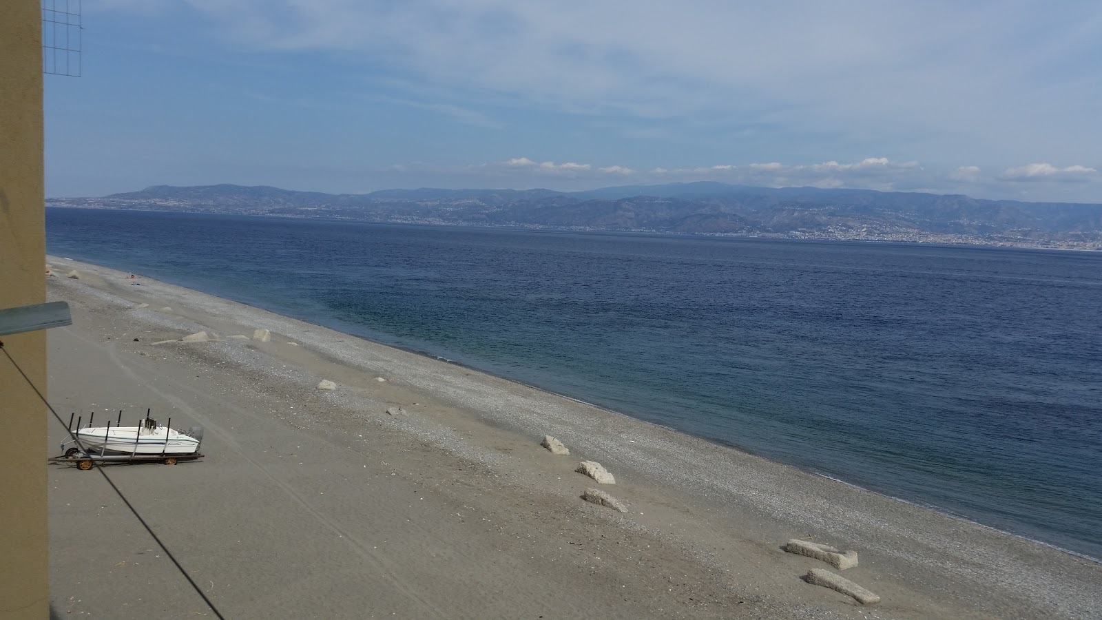Foto von Mili Marina beach II mit grauer kies Oberfläche