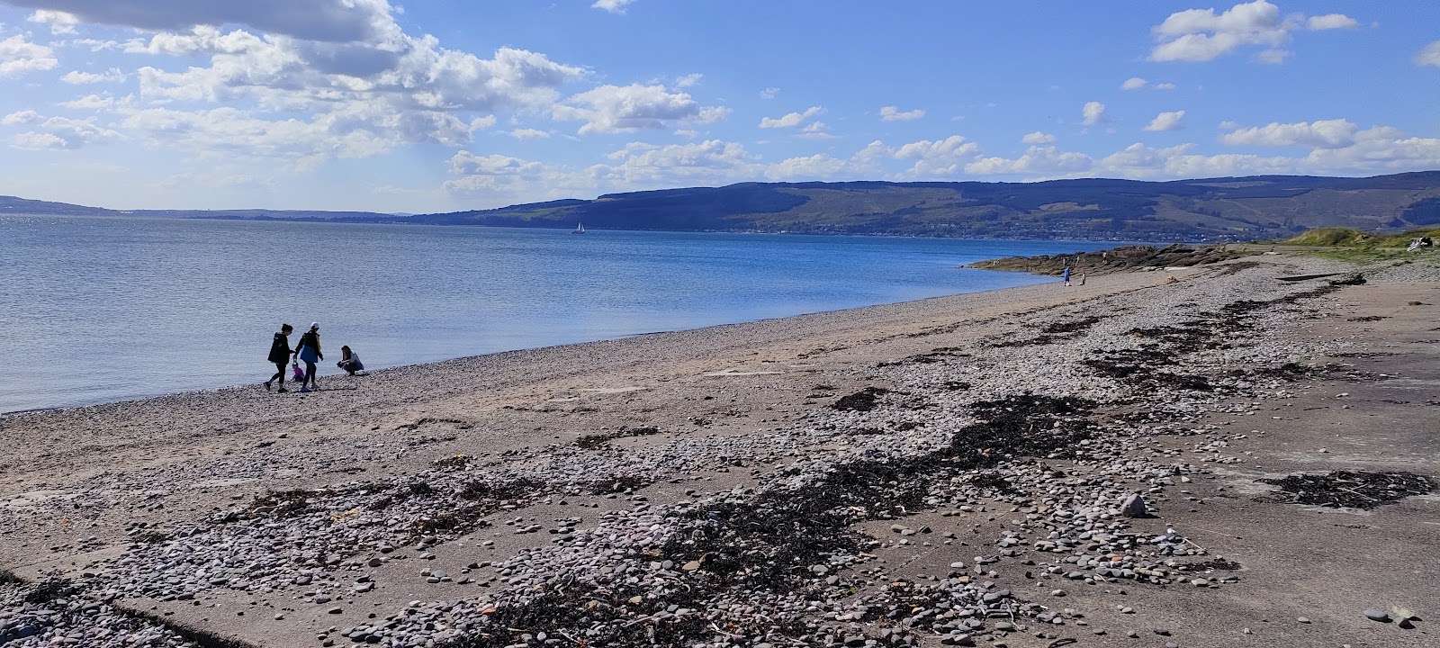 Fotografie cu Wemyss Bay Beach cu o suprafață de nisip gri și pietricel