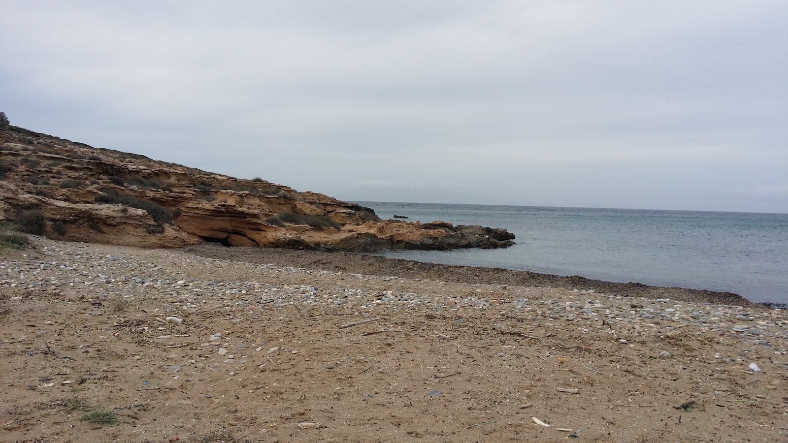 Foto di Paralia Plakotos con una superficie del sabbia nera e ciottoli