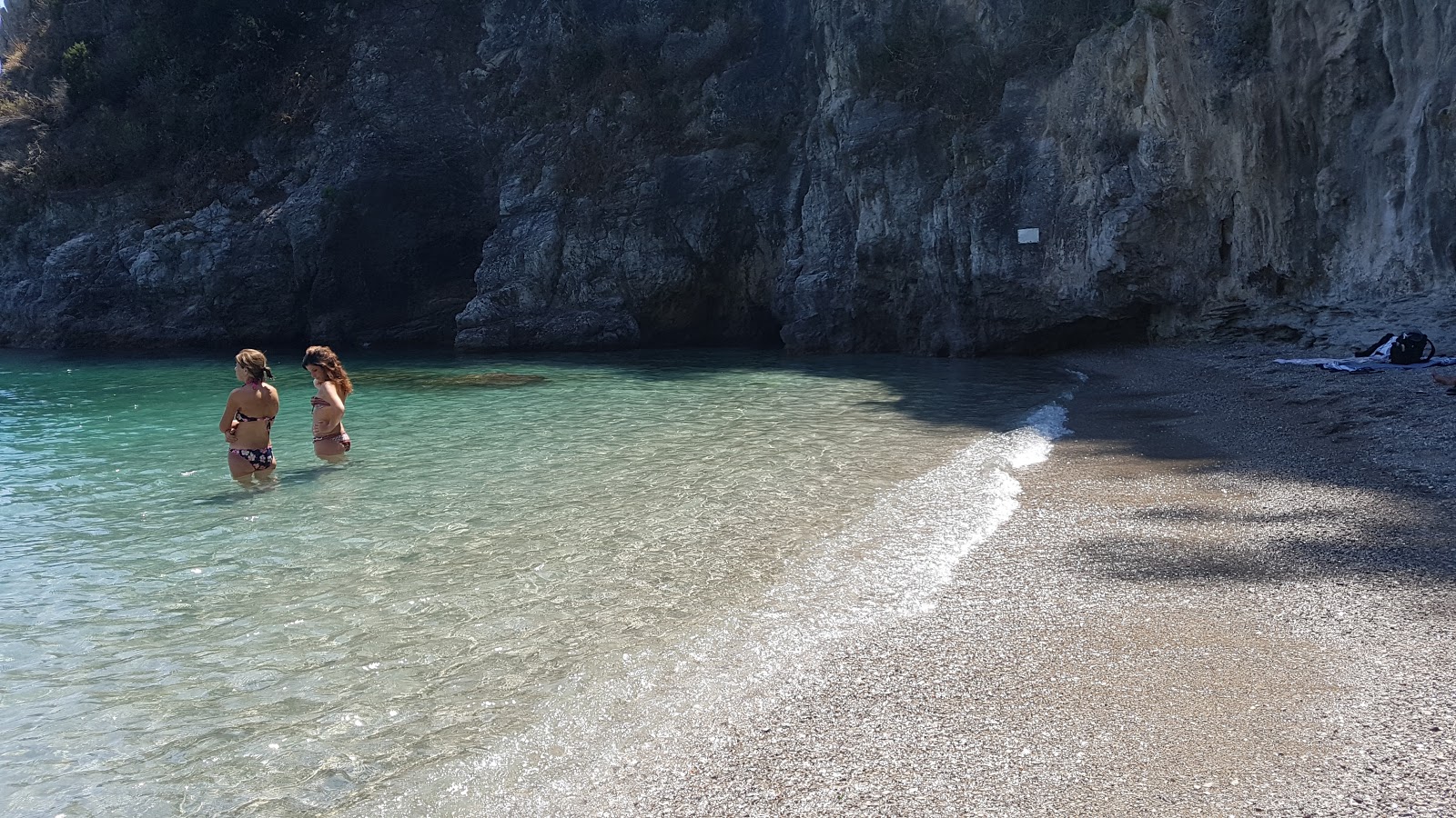 Valokuva Spiaggia dei Limoniista. pinnalla harmaa hieno pikkukivi:n kanssa