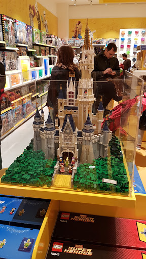 Lego shops in Venice