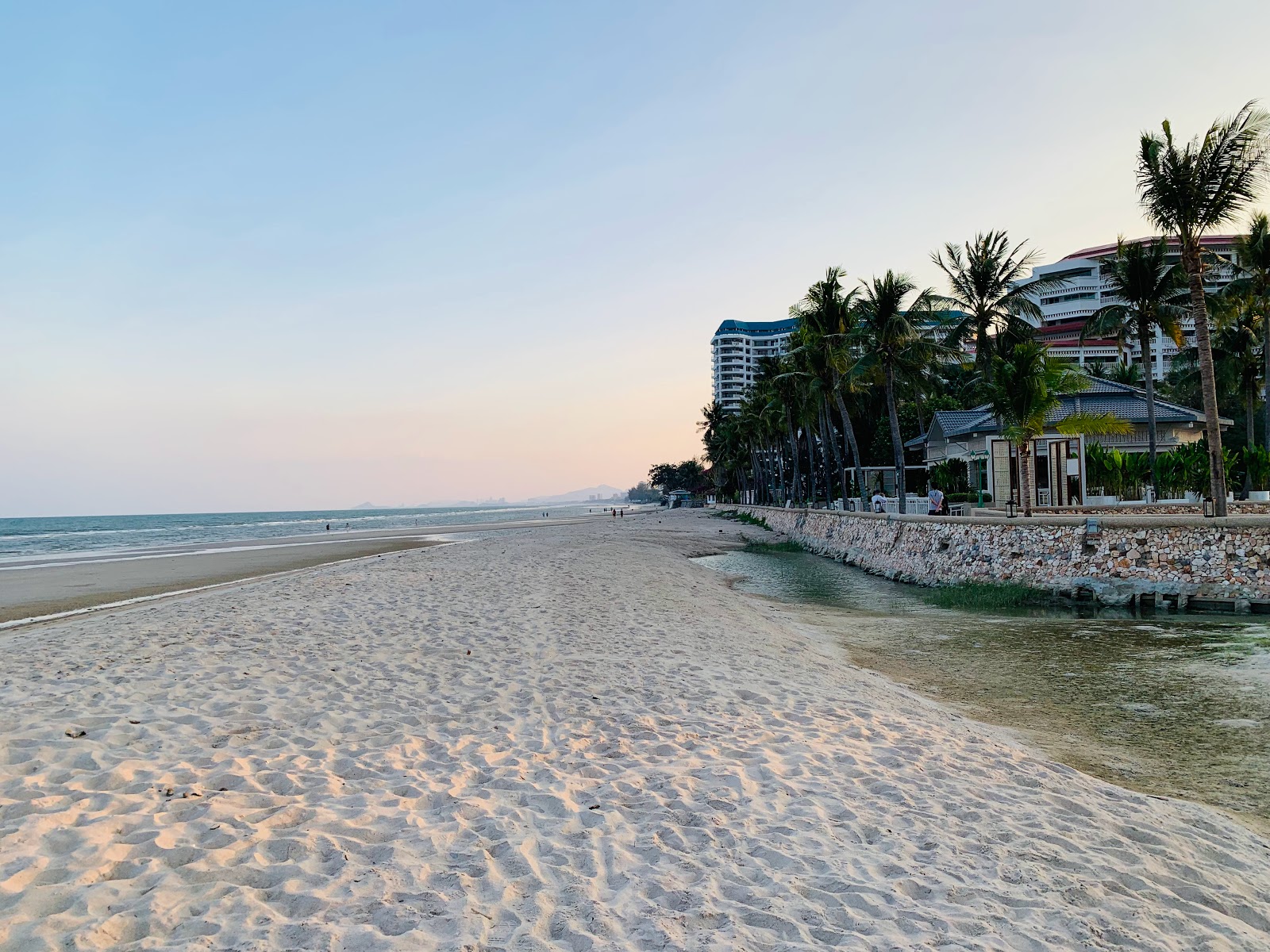 Foto de Hua Hin Dusit Beach - lugar popular entre os apreciadores de relaxamento