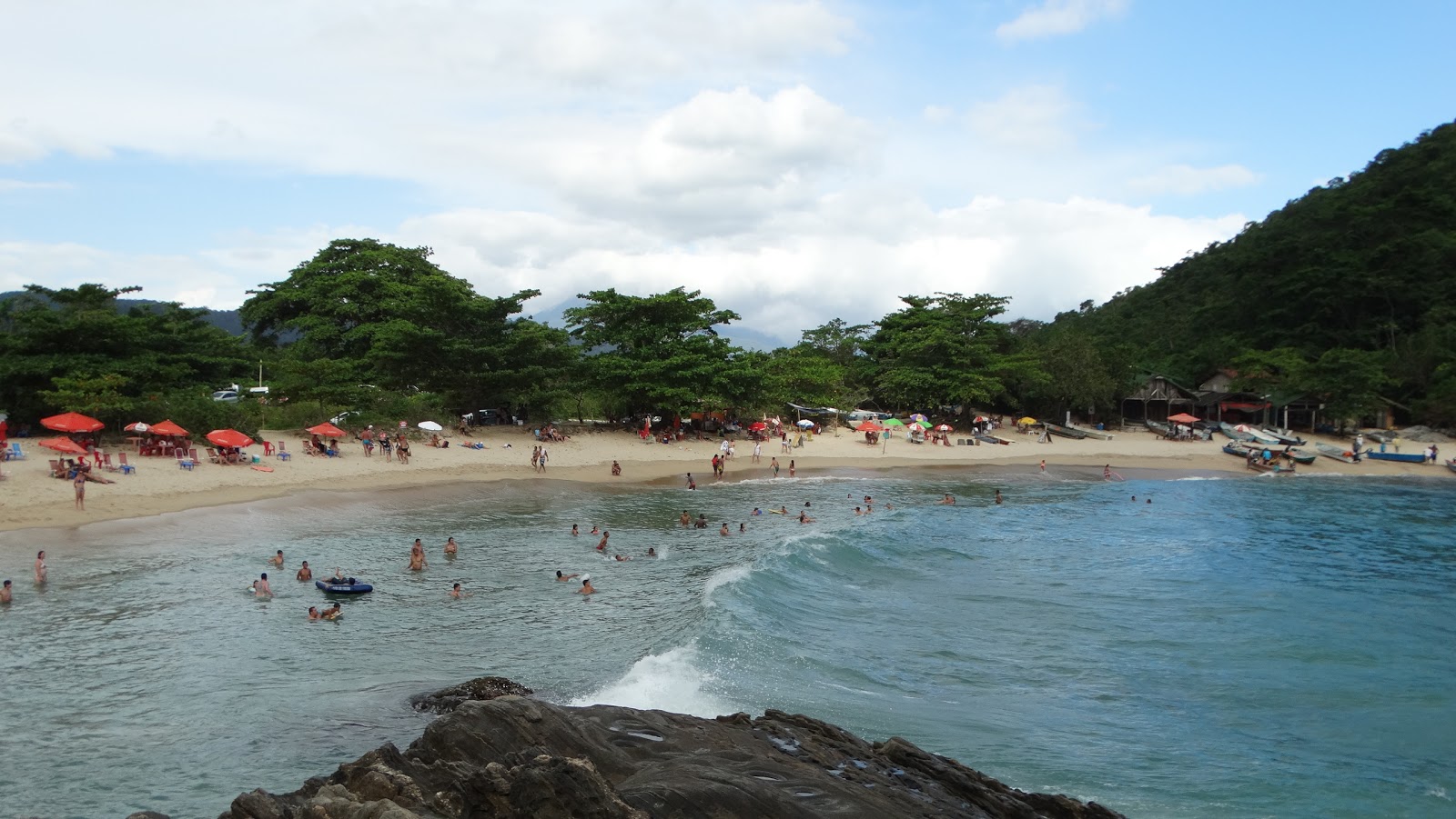 Praia do Meio'in fotoğrafı dağlarla çevrili