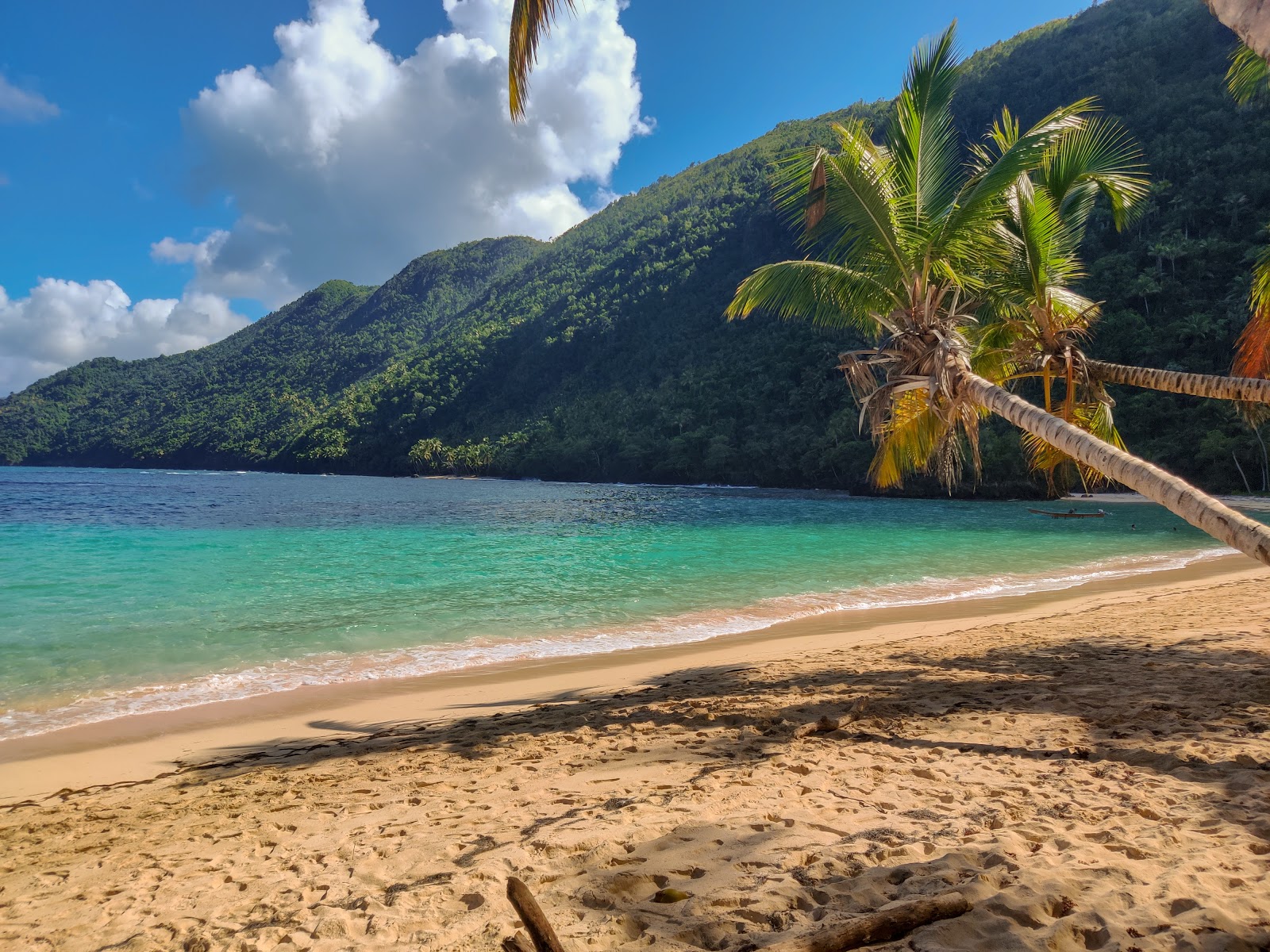 Foto de Playa Ermitano con arena fina beige superficie